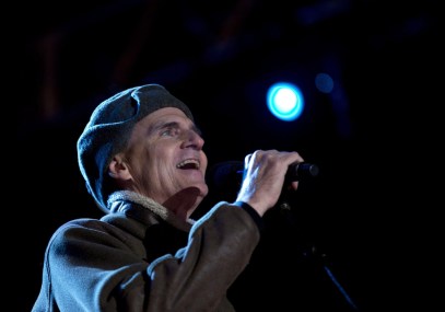 DEC.6, 2012 FILE PHOTO Singer James Taylor performs for President Barack Obama and the First Family during the annual National Christmas Tree Lighting on the Ellipse, Thursday, Dec. 6, 2012, in Washington.Taylor has Canada in his mind.The five-time Grammy Award winner will embark on an extensive 15-show run through many of the country's biggest cities over the next month in support of his 17th studio album "Before This World." THE CANADIAN PRESS/AP/Carolyn Kaster
